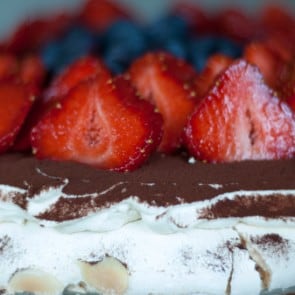 tort bezowy z kremem kawowym