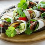 Tortille zwijane z tuńczykiem, grillowanym bakłażanem
