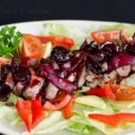 Duck on a bed of lettuce in wine sauce Kaczka na sałacie w sosie winnym