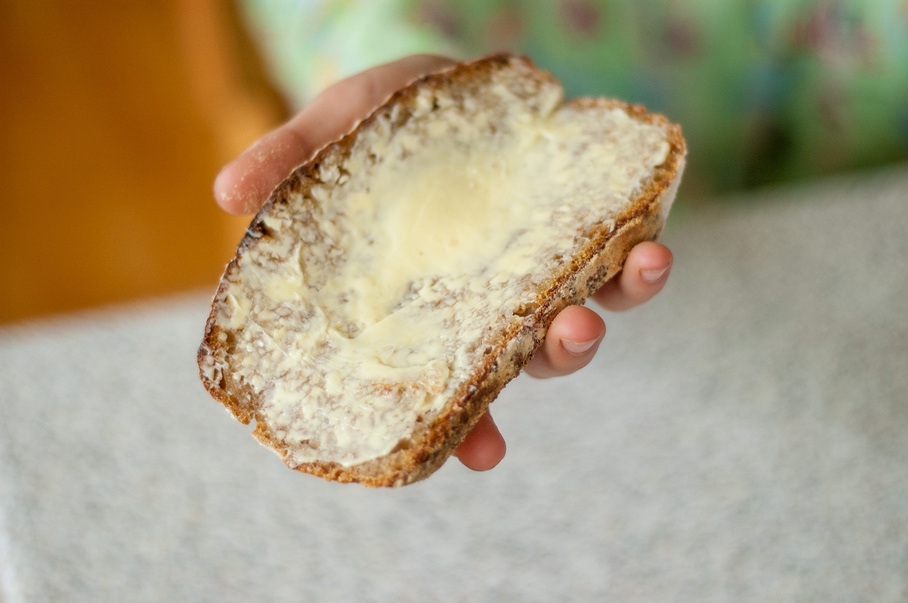 kromka chleba posmarowana masłem
