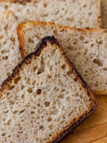 kromki chleba ułożone jedna na drugiej