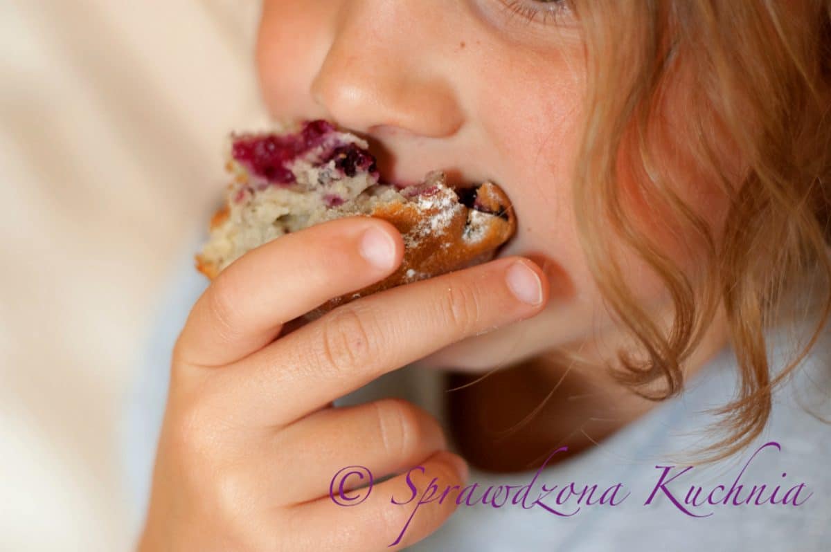 dziewczynka je muffinki z jeżynami