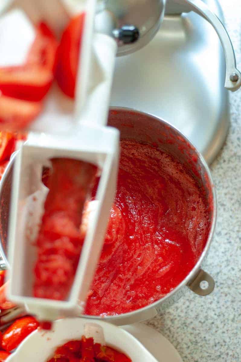  widok na wyciskane pomidory przez wyciskarkę ślimakową