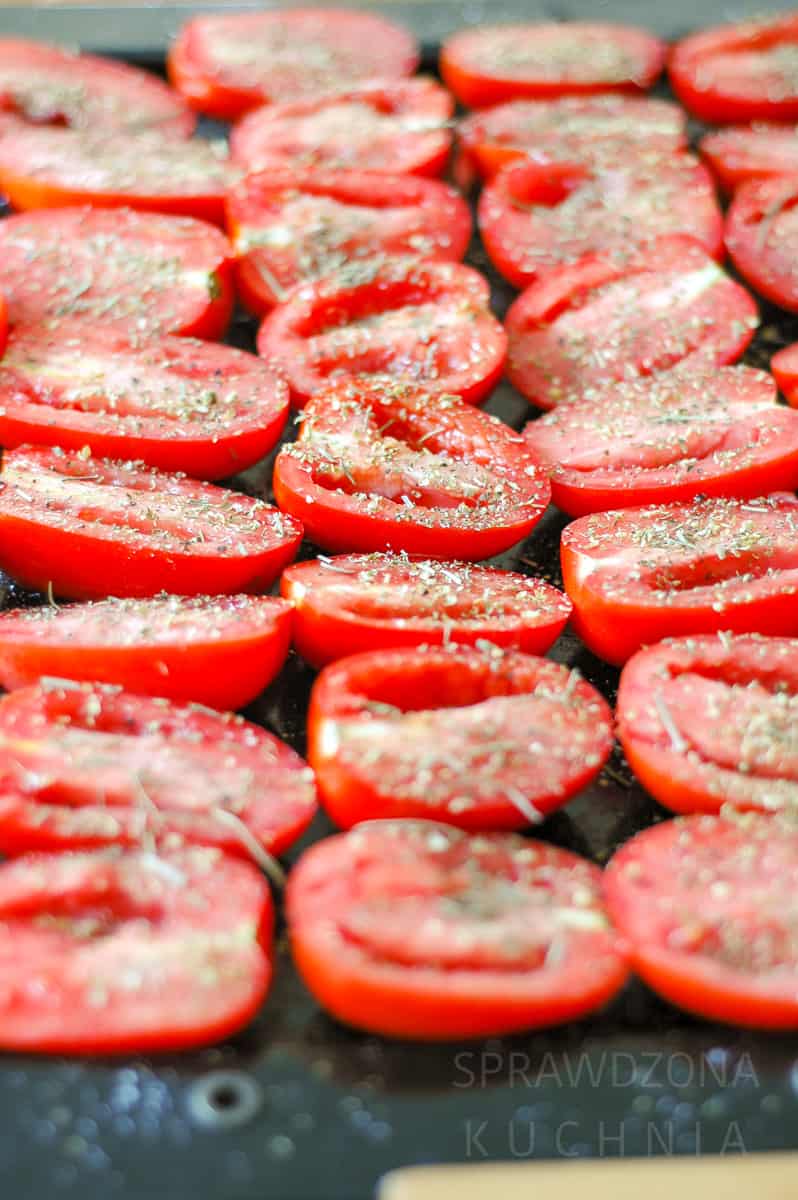 suszone pomidory przekrojone na pól posypane przyprawami