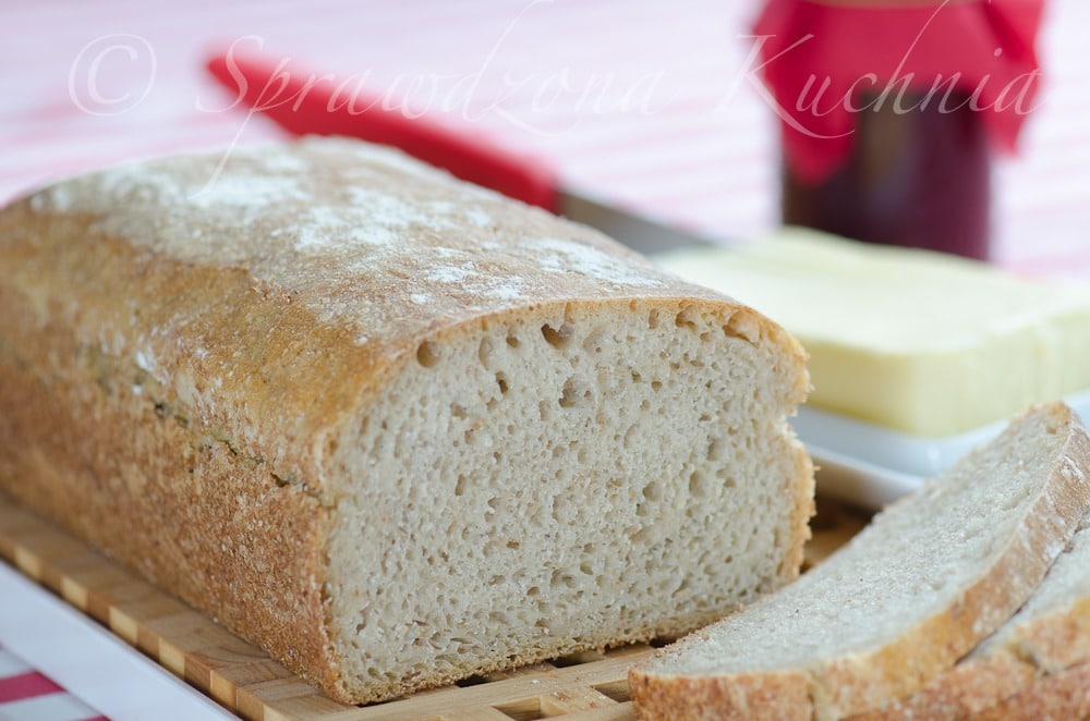 Bochenek chleba z rumianą skórką i pięknym wnętrzem