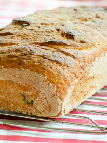 Delikatny chleb z koperkiem i ricottą