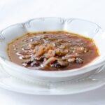 Talerz zupy z czerwonej cebuli i suszonych śliwek