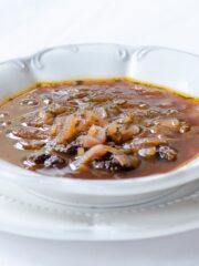 Talerz zupy z czerwonej cebuli i suszonych śliwek