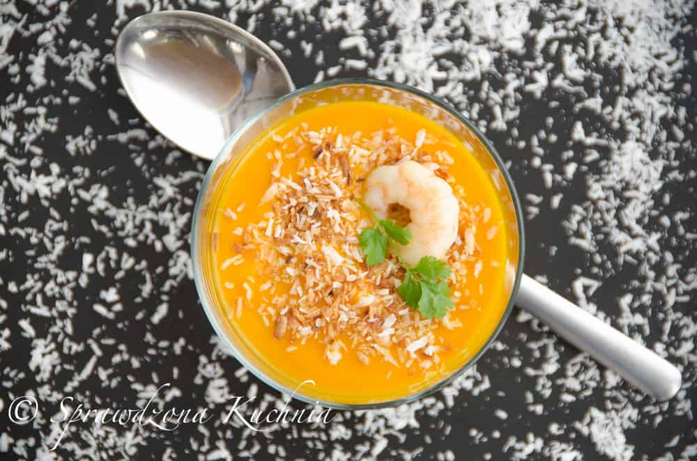 zupa dyniowa z mleczkiem kokosowym, krewetkÄ… i praÅ¼onymi wiÃ³rkami