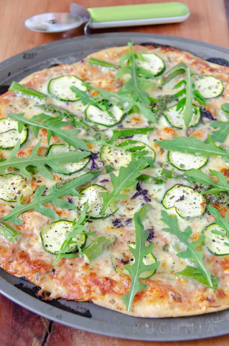 pizza z cukinia i szparagami
