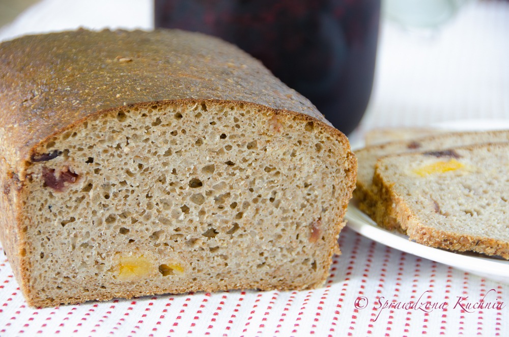 Chleb zytni z zurawina i morela