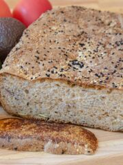Chleb z pestkami dyni i siemieniem lnianym