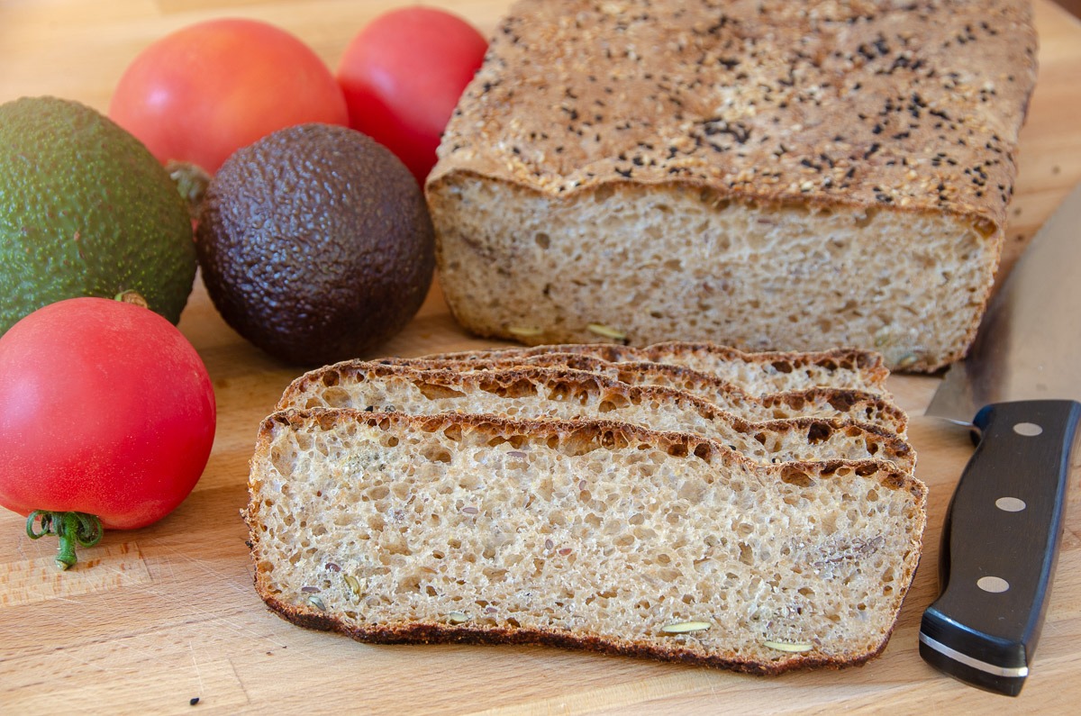 Chleb z pestkami dyni i siemieniem lnianym