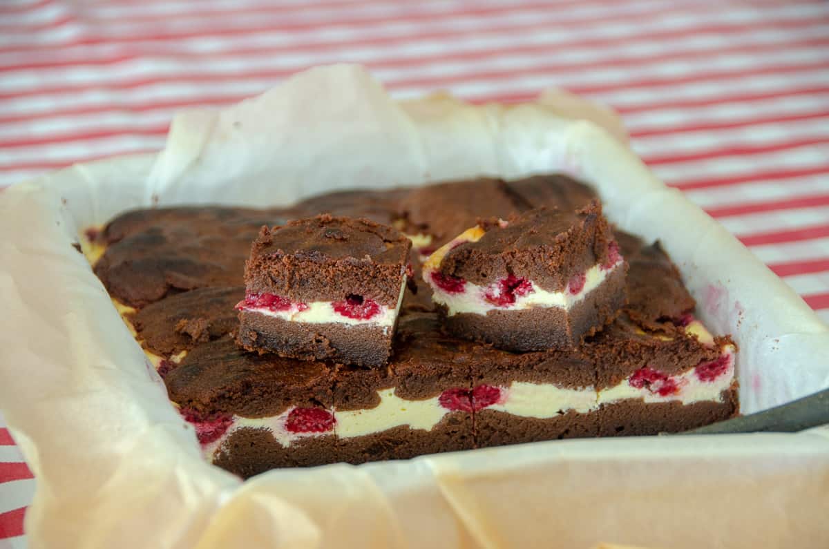 sernik z malinami w otulinie z brownie