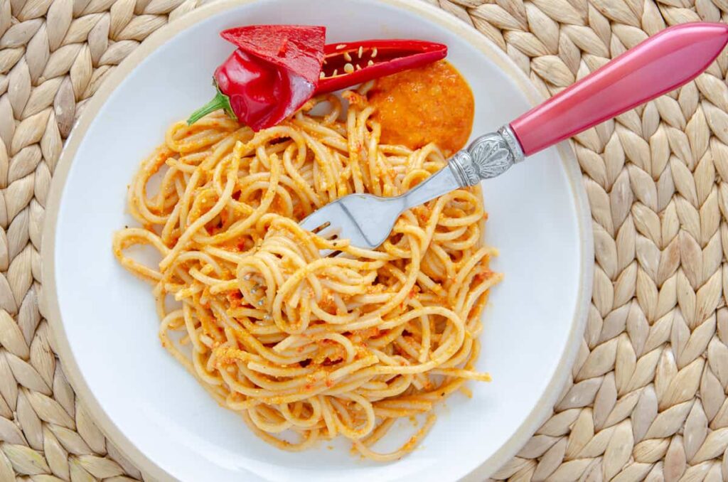 Spaghetti z paprykowym pesto