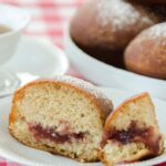 pączki orkiszowe na talerzu przekrojone ukazując nadzienie