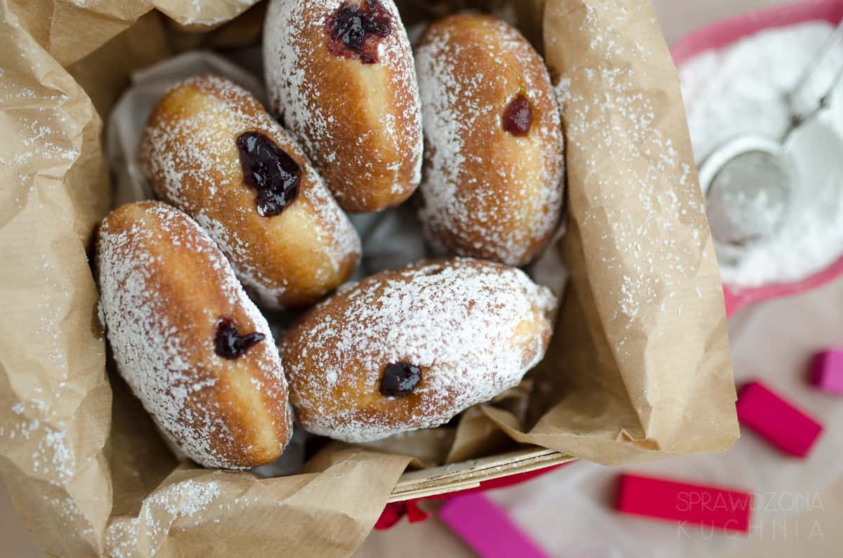 paczki z czarna porzeczka