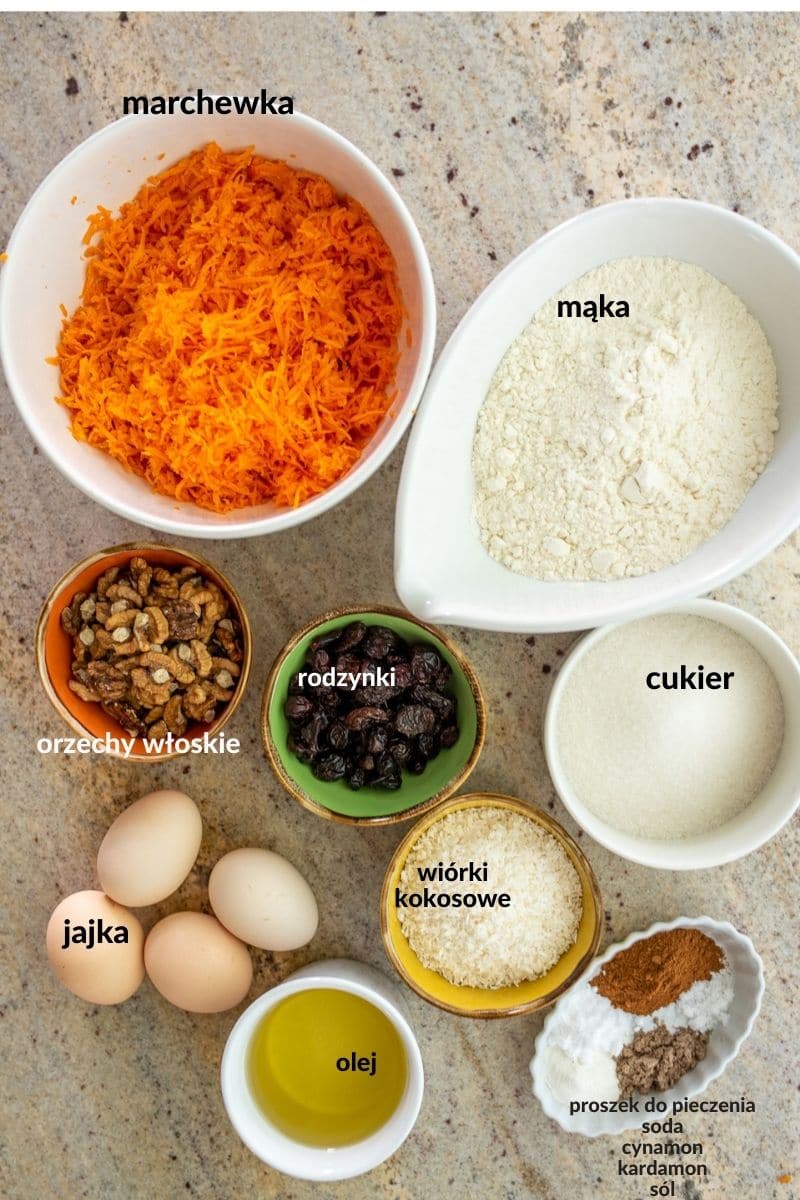 składniki na ciasto marchewkowe odmierzone w miseczkach