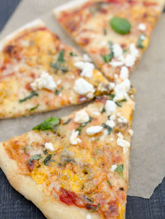 pizza serowa z ziolami
