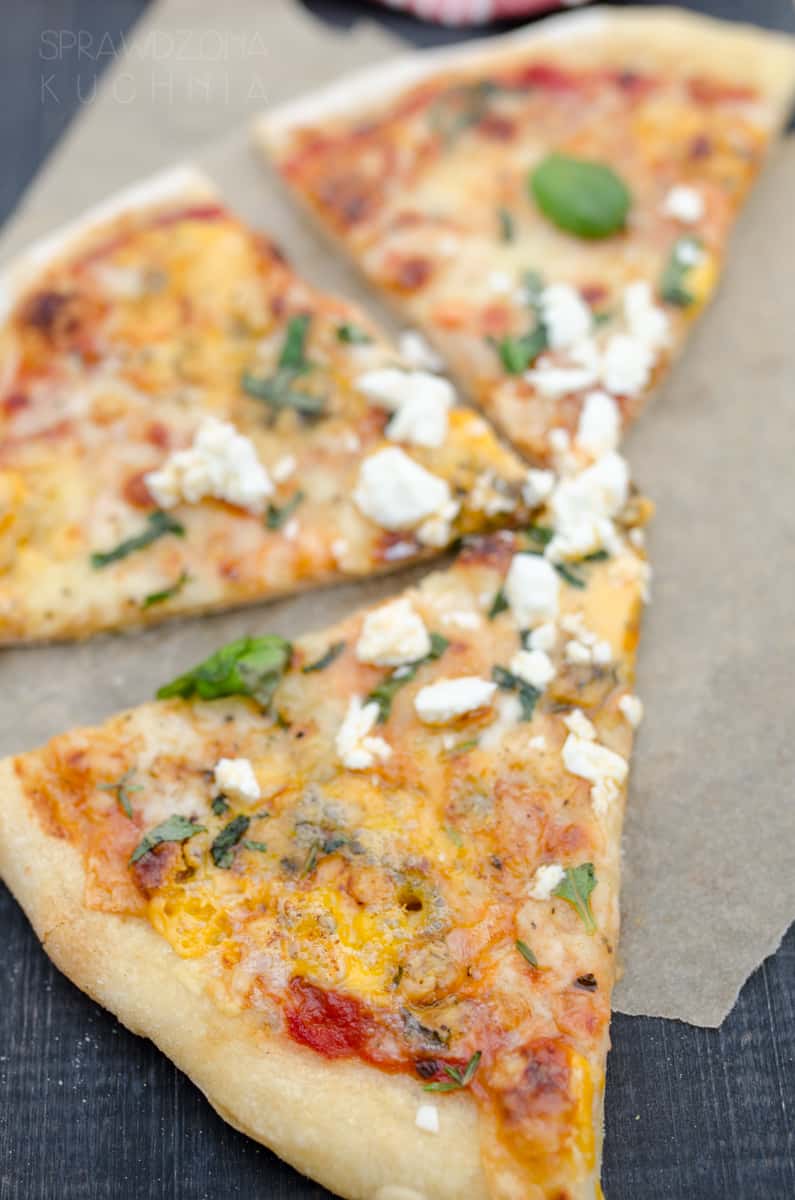pizza serowa z ziolami