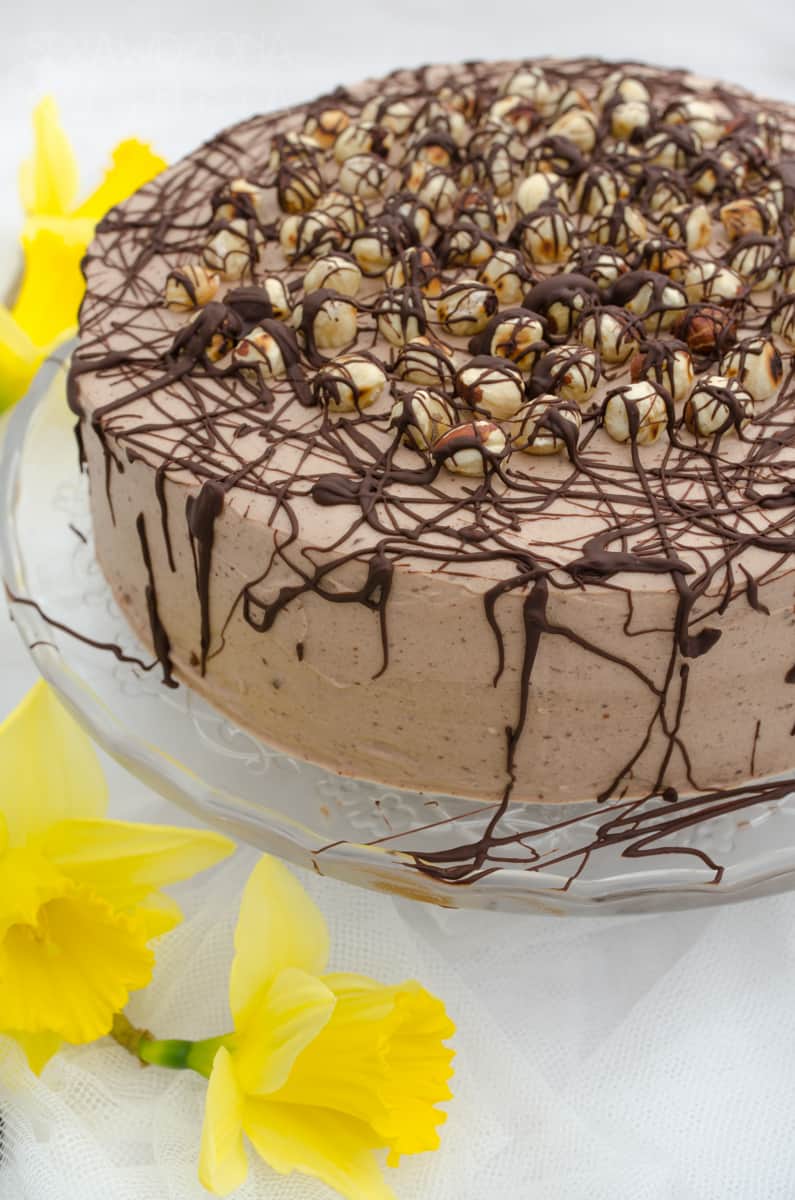 Tort na paterze z czekoladowym kremem, prażonymi orzechami polany czekoladą.