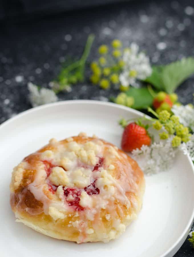 drozdzowki z truskawkami i mango