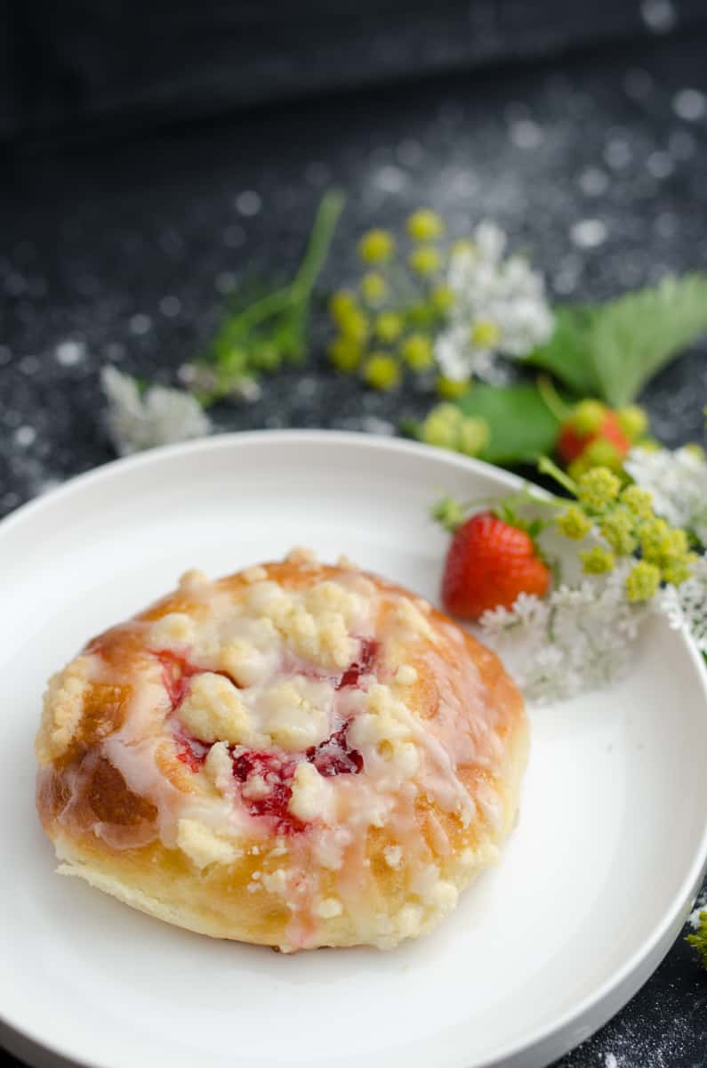 drozdzowki z truskawkami i mango