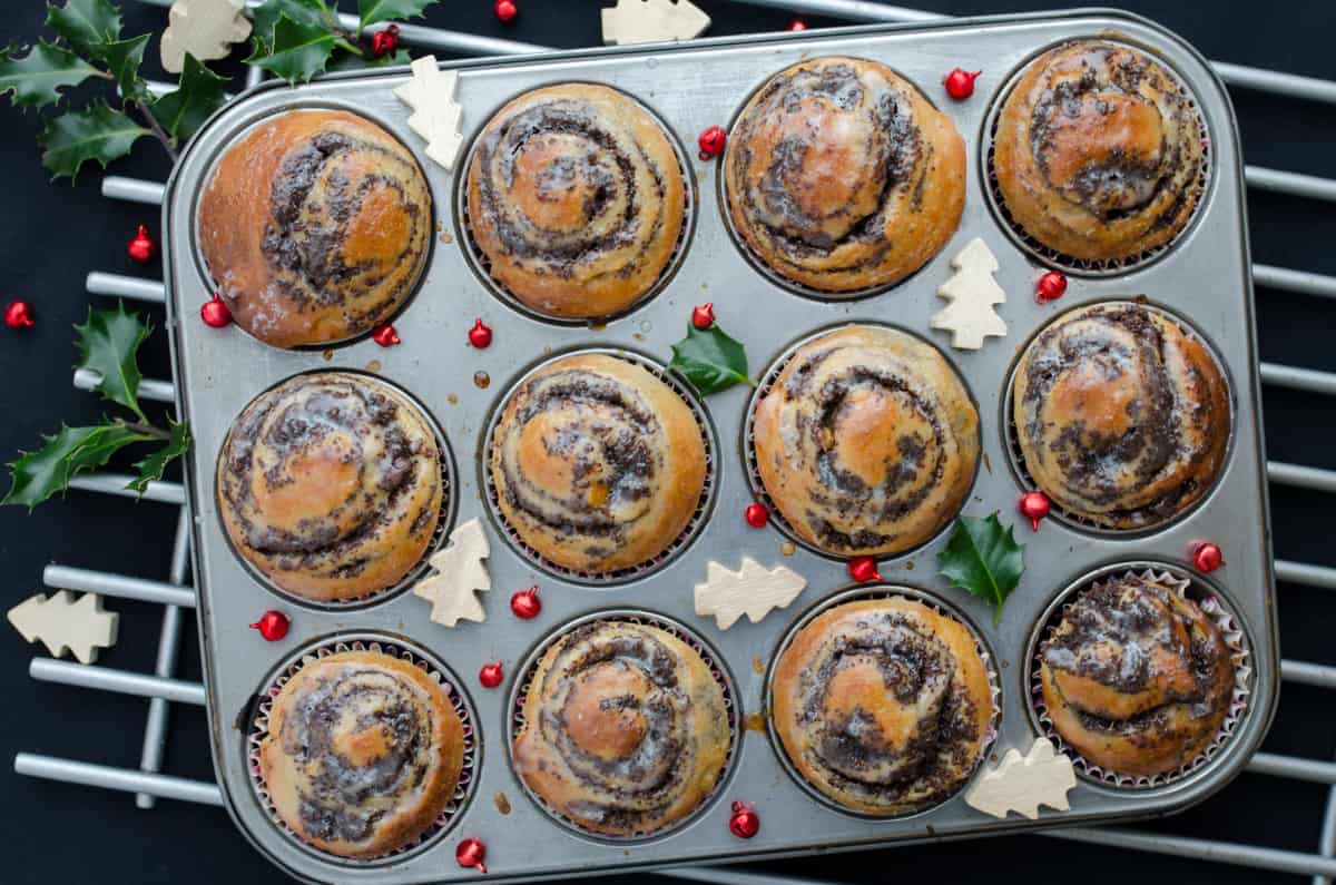 Bułki makowe widziane z góry w formie na muffinki.