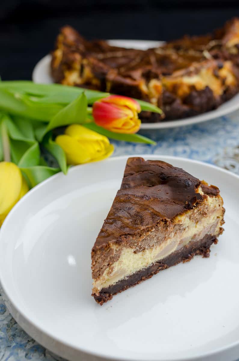 sernik z czekolada i bananami