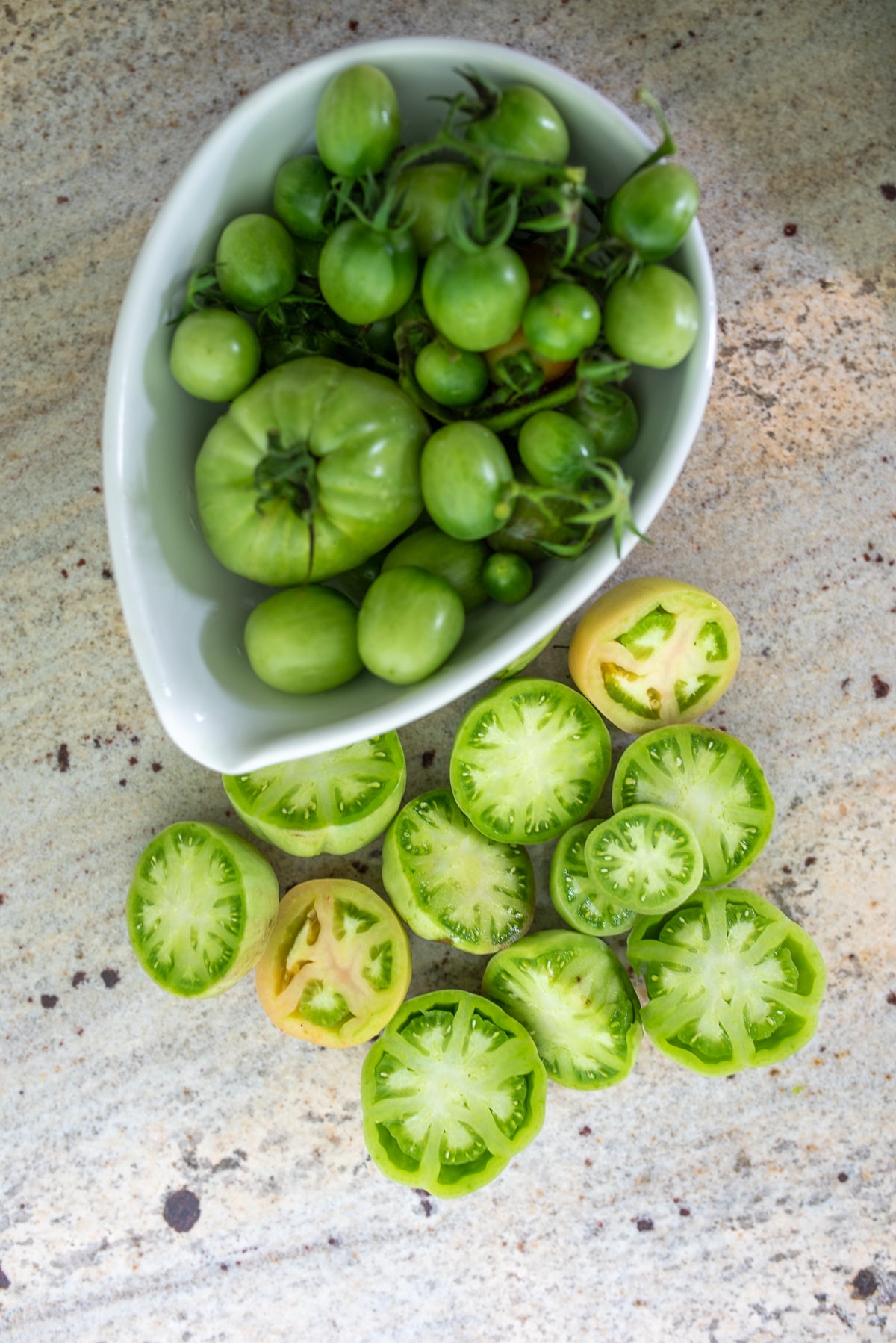 zielone pomidory w białej misce