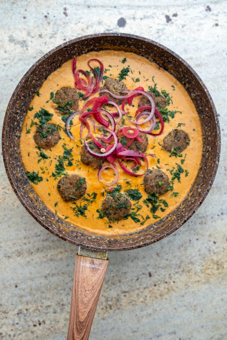 klopsy z tofu podane na patelni w pysznym sosie korma