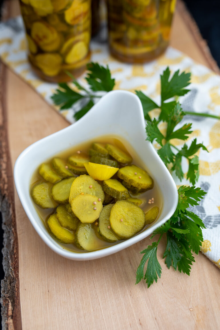 ogórki w zalewie curry na białej miseczce