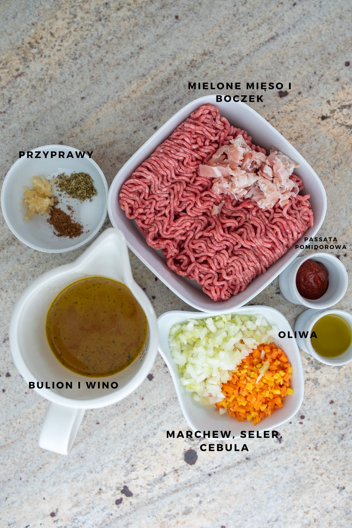 składniki na sos mięsny do lasagne pokazane w pojemniczkach ustawionych na blaci