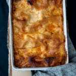 lasagne w ceramicznym naczyniu ze smakowicie przyrumienionym wierzchem