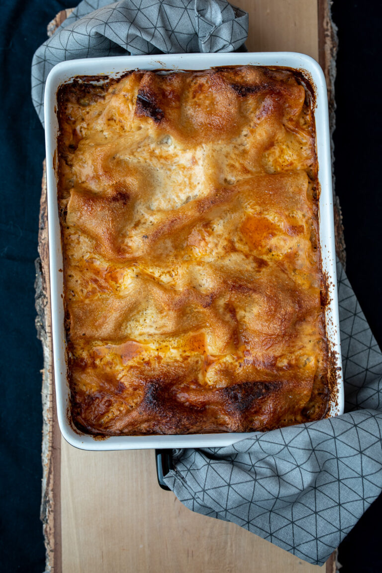lasagne w ceramicznym naczyniu ze smakowicie przyrumienionym wierzchem