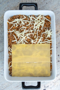 w naczyniu żaroodpornym pokazane jak układać warstwy lasagne