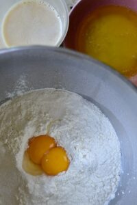 składniki na ciasto drożdżowe w misce miksera