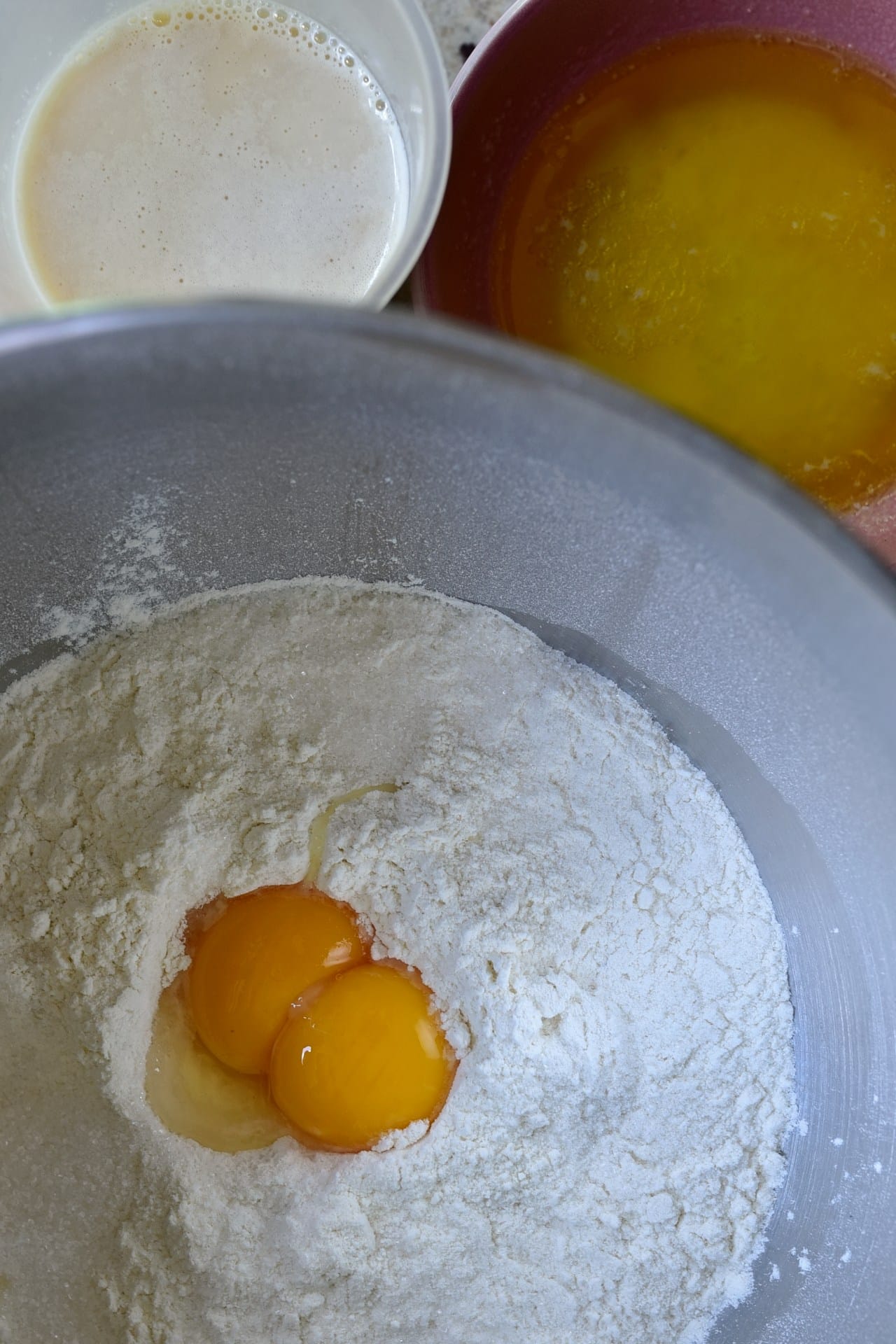 składniki na ciasto drożdżowe w misce miksera