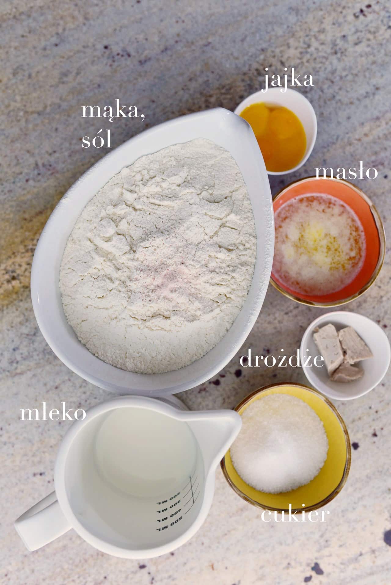 składniki na ciasto drożdżówki pokazane w kolorowych miseczkach