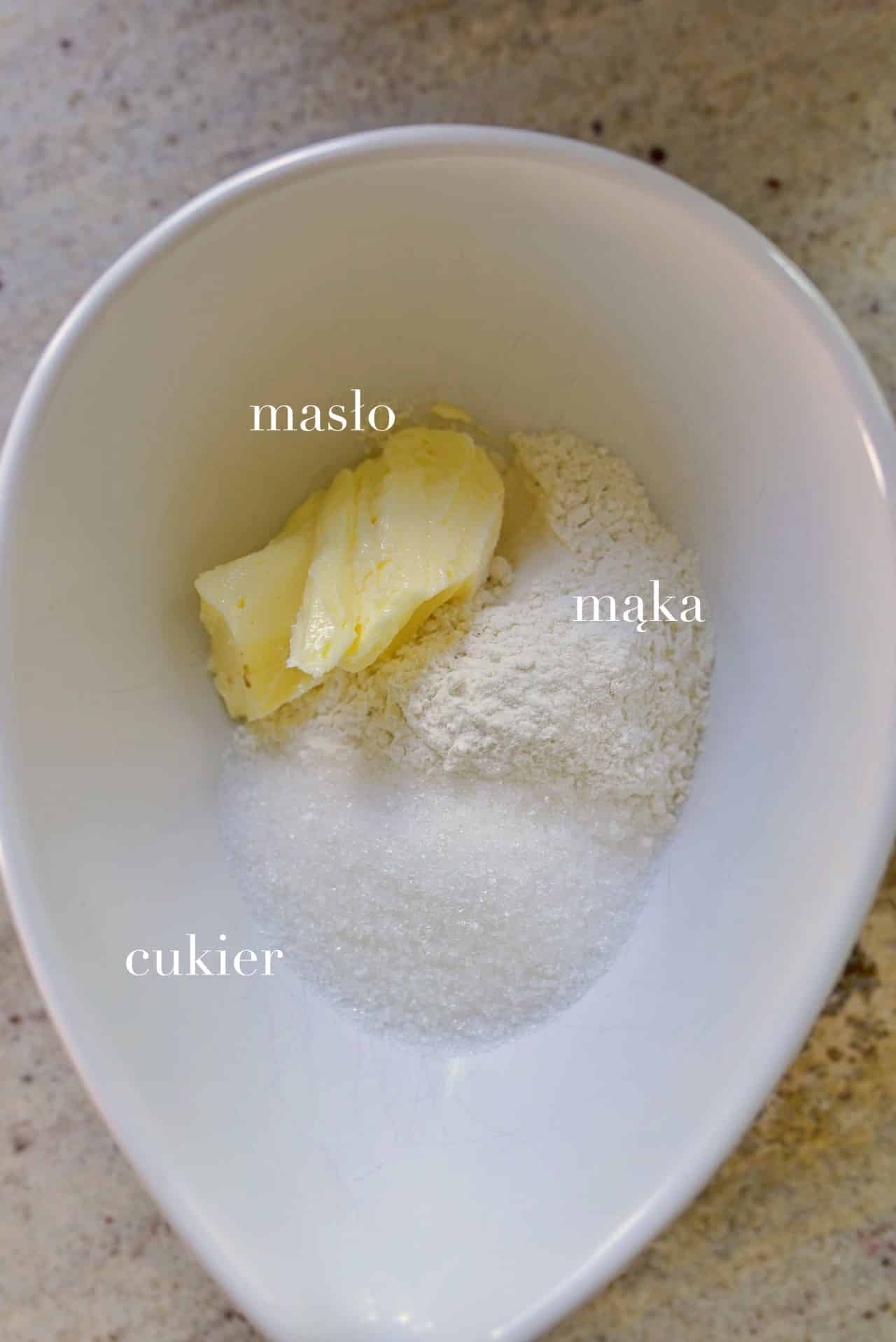 składniki na kruszonkę umieszczone w białej misce