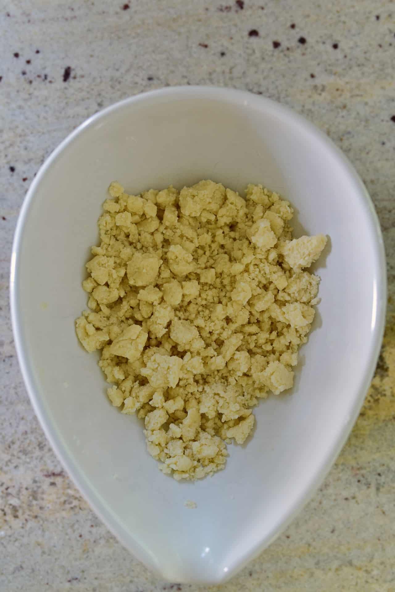 w białej misce składniki zagniecione na kruszonkę