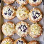 bułki drożdżowe wypełnione brzoskwiniami i jeżynami z dużą ilością kruszonki