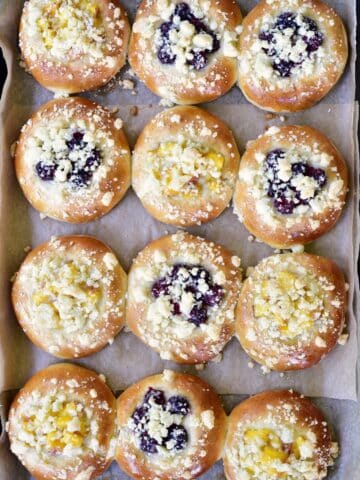 bułki drożdżowe wypełnione brzoskwiniami i jeżynami z dużą ilością kruszonki