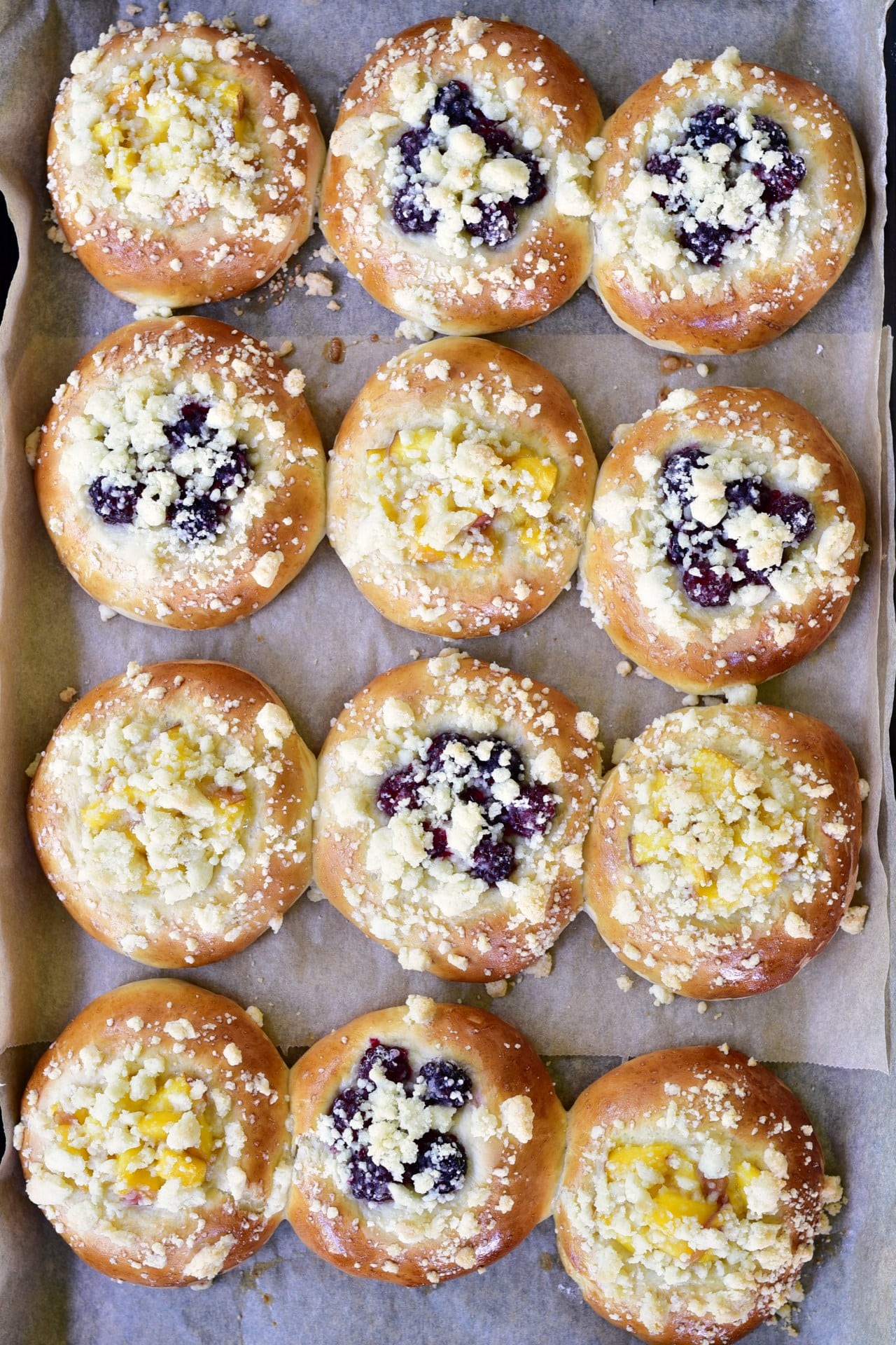 bułki drożdżowe wypełnione brzoskwiniami i jeżynami z dużą ilością kruszonki