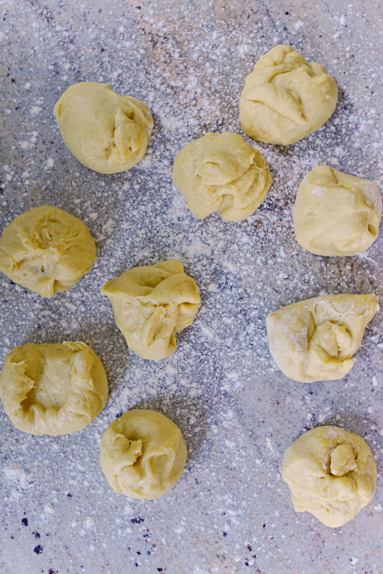 ciasto na bułki podzielone na porcje