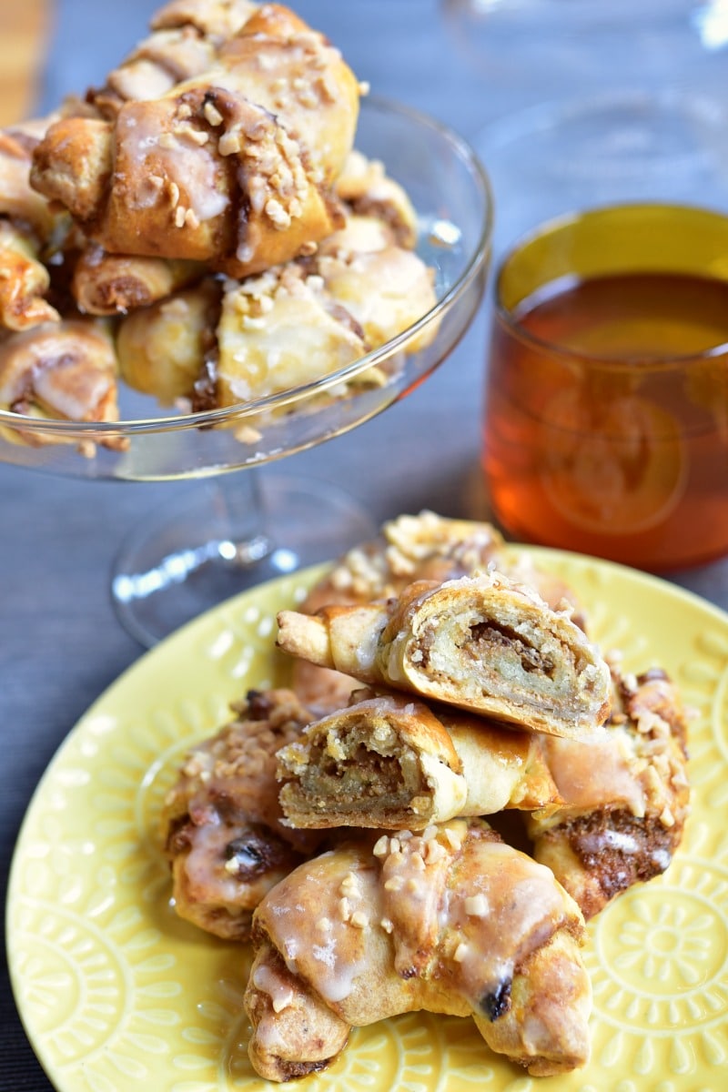 mini rogaliki podane na żółtym talerzu w tle większa ilość rogalików na paterze