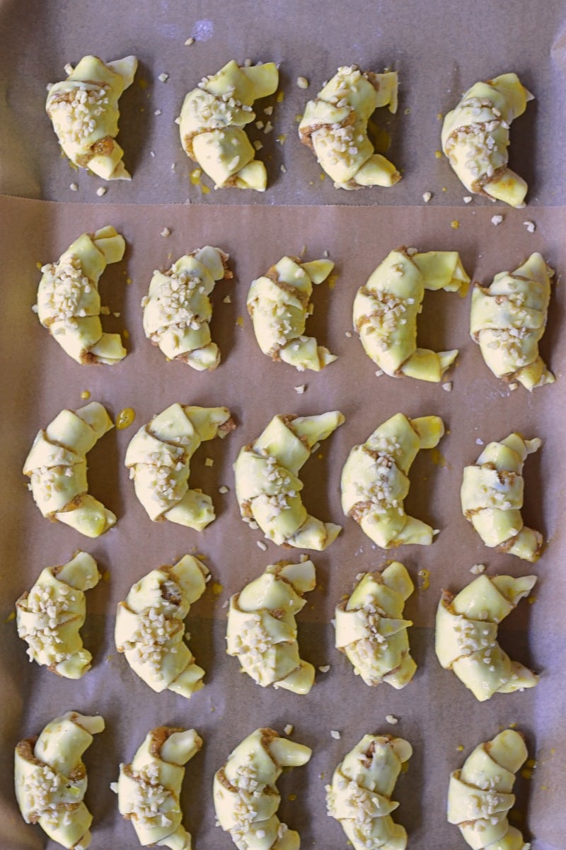 zwinięte rogaliki świętomarcińskie ułożone na blaszce do pieczenia, widok z góry