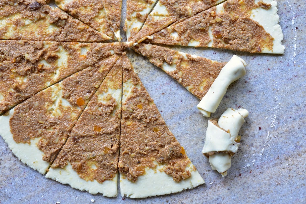 placek na rogaliki podzielony na porcje i posmarowany nadzieniem