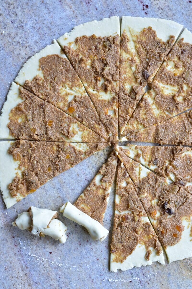 Ciasto na rogaliki posmarowane farszem z białego maku