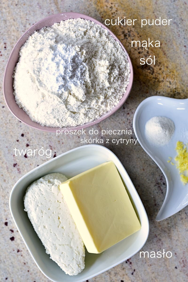 składniki na ciasto twarogowe w miseczkach